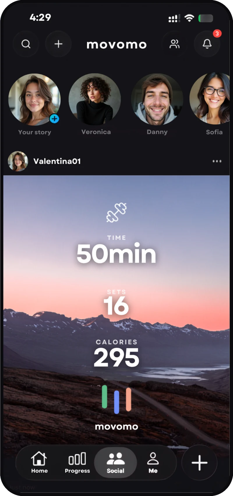 El feed de movomo: las historias de tus amigos arriba y un entrenamiento compartido sobre un atardecer en la montaña. 50 minutos, 16 series, 295 calorías.
